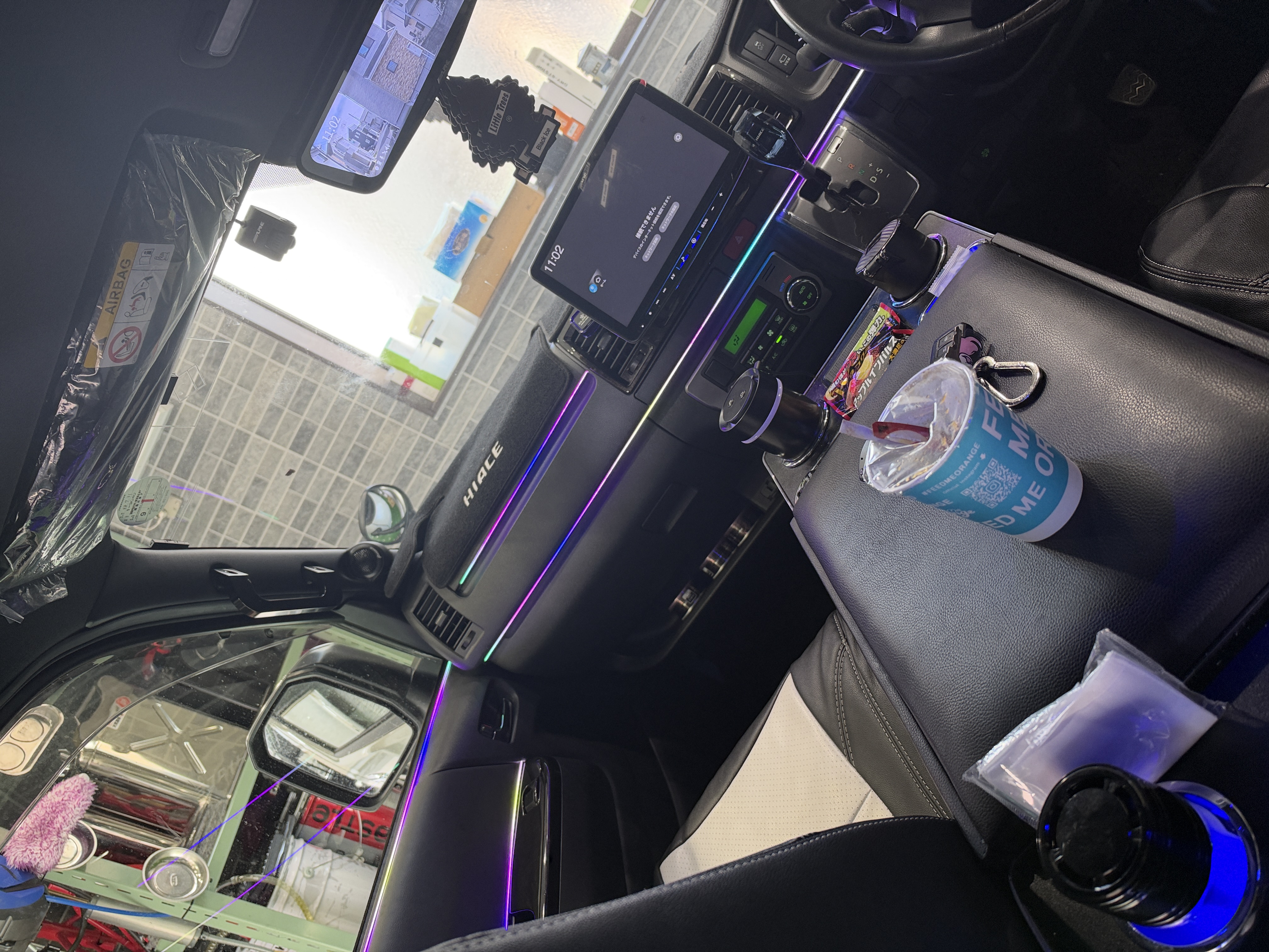 武蔵村山周辺でアンビエントライト取付なら、Auto Service Rへ。愛車の室内を、心ときめく空間に。